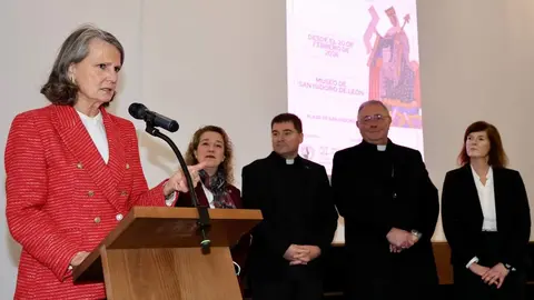 El abad de la Colegiata de San Isidoro, Luis García Gutiérrez; el obispo de León, Luis Ángel de las Heras; la directora del Museo de San Isidoro, Raquel Jaén, y la manager de HP SCDS, Ángela Álvarez, presentan la exposición ‘Urraca I. Reina con Reino’ junto a la madrina, Isabel San Sebastián. Foto: Campillo.