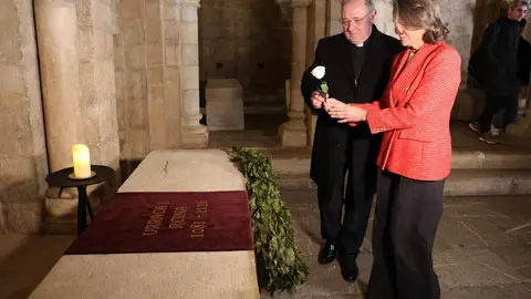 El abad de la Colegiata de San Isidoro, Luis García Gutiérrez; el obispo de León, Luis Ángel de las Heras; la directora del Museo de San Isidoro, Raquel Jaén, y la manager de HP SCDS, Ángela Álvarez, presentan la exposición ‘Urraca I. Reina con Reino’ junto a la madrina, Isabel San Sebastián. Foto: Campillo.