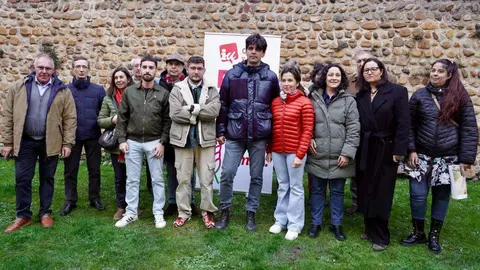 El candidato de En Común a la Presidencia de la Junta de Castilla y León, Juan Gascón, presenta a los candidatos de la coalición compuesta por Izquierda Unida, Movimiento Sumar y Verdes Equo en la provincia de León. Fotos: Campillo
