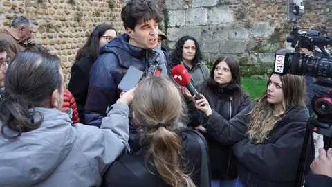 El candidato de En Común a la Presidencia de la Junta de Castilla y León, Juan Gascón, presenta a los candidatos de la coalición compuesta por Izquierda Unida, Movimiento Sumar y Verdes Equo en la provincia de León. Fotos: Campillo