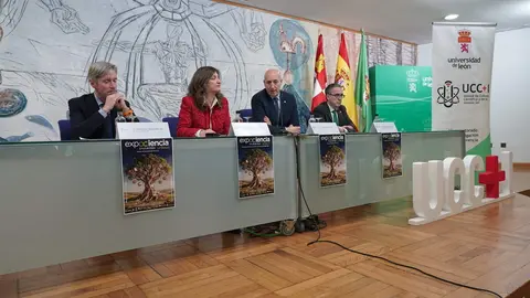 La rectora de la Universidad de León, Nuria González, y el alcalde de León, José Antonio Diez, presentan la séptima edición de Expociencia Unileón, acompañados por el vicerrector de Investigación y Transferencia, Santiago Gutiérrez, y el director de Fgulem, José Carlos Alonso. Foto: Campillo.