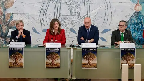 La rectora de la Universidad de León, Nuria González, y el alcalde de León, José Antonio Diez, presentan la séptima edición de Expociencia Unileón, acompañados por el vicerrector de Investigación y Transferencia, Santiago Gutiérrez, y el director de Fgulem, José Carlos Alonso. Foto: Campillo.