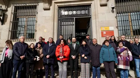 La ministra de Igualdad, Ana Redondo, asiste al minuto de silencio en repulsa por los últimos asesinatos machistas. Foto: Campillo.