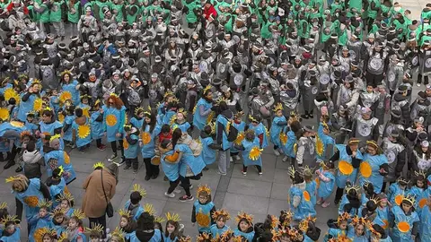 La ciudad de Astorga dio este viernes el pistoletazo de salida a la Piñata, su tradicional carnaval, con una masiva participación de alumnado de distintos centros educativos que convirtió el centro urbano en un escenario de fantasía y referencias al universo.