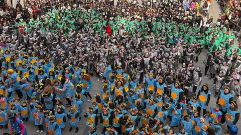 La ciudad de Astorga dio este viernes el pistoletazo de salida a la Piñata, su tradicional carnaval, con una masiva participación de alumnado de distintos centros educativos que convirtió el centro urbano en un escenario de fantasía y referencias al universo.