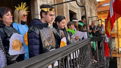 La ciudad de Astorga dio este viernes el pistoletazo de salida a la Piñata, su tradicional carnaval, con una masiva participación de alumnado de distintos centros educativos que convirtió el centro urbano en un escenario de fantasía y referencias al universo.