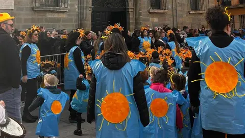 La ciudad de Astorga dio este viernes el pistoletazo de salida a la Piñata, su tradicional carnaval, con una masiva participación de alumnado de distintos centros educativos que convirtió el centro urbano en un escenario de fantasía y referencias al universo.