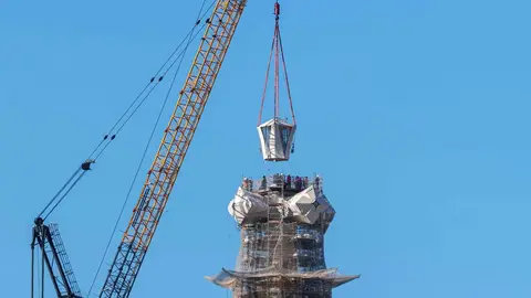 La basílica de la Sagrada Familia ha alcanzado su máxima altura tras la colocación del brazo superior de la cruz que corona la torre de Jesús, la más elevada del conjunto. Con esta intervención, el templo suma 172,5 metros y se consolida como la iglesia más alta del mundo desde octubre de 2025. La estructura final ha sido diseñada y fabricada por la empresa berciana Tvitec, especializada en soluciones arquitectónicas en vidrio de alta complejidad.