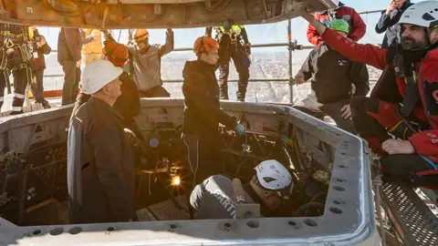 La basílica de la Sagrada Familia ha alcanzado su máxima altura tras la colocación del brazo superior de la cruz que corona la torre de Jesús, la más elevada del conjunto. Con esta intervención, el templo suma 172,5 metros y se consolida como la iglesia más alta del mundo desde octubre de 2025. La estructura final ha sido diseñada y fabricada por la empresa berciana Tvitec, especializada en soluciones arquitectónicas en vidrio de alta complejidad.