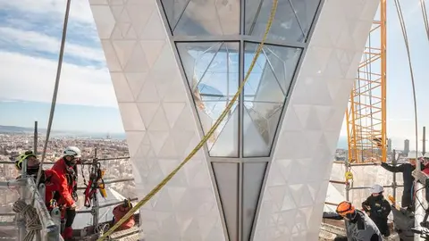 La basílica de la Sagrada Familia ha alcanzado su máxima altura tras la colocación del brazo superior de la cruz que corona la torre de Jesús, la más elevada del conjunto. Con esta intervención, el templo suma 172,5 metros y se consolida como la iglesia más alta del mundo desde octubre de 2025. La estructura final ha sido diseñada y fabricada por la empresa berciana Tvitec, especializada en soluciones arquitectónicas en vidrio de alta complejidad.