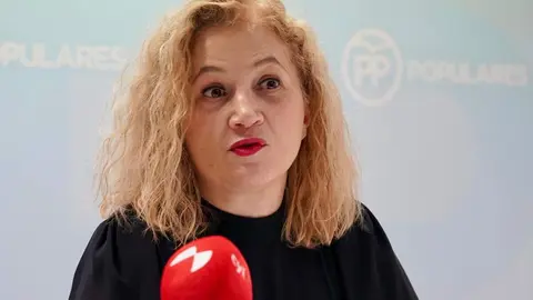 La diputada del Partido Popular de León, Silvia Franco, y la cabeza de lista a las Cortes por León, María José Álvarez, presentan varias propuestas registradas en el Congreso para garantizar el suministro energético, impulsar inversiones en el Corredor Atlántico e implementar la estrategia digital en la provincia. Foto: Campillo.