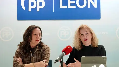 La diputada del Partido Popular de León, Silvia Franco, y la cabeza de lista a las Cortes por León, María José Álvarez, presentan varias propuestas registradas en el Congreso para garantizar el suministro energético, impulsar inversiones en el Corredor Atlántico e implementar la estrategia digital en la provincia. Foto: Campillo.