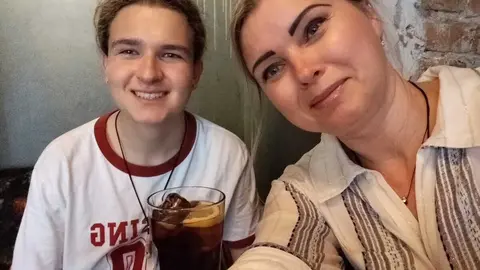 La ucraniana Elena Khodyka y su hijo Ivan.