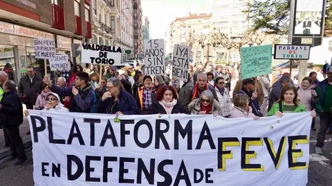 La Plataforma en Defensa del Ferrocarril de Vía Estrecha de León protagoniza un corte reivindicativo. Foto: Campillo.