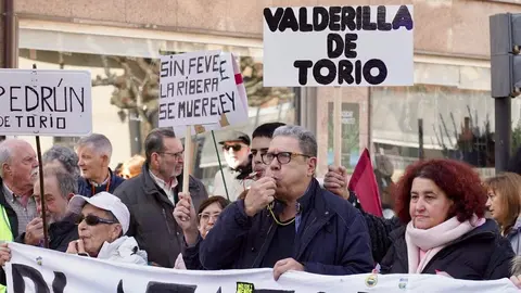 La Plataforma en Defensa del Ferrocarril de Vía Estrecha de León protagoniza un corte reivindicativo. Foto: Campillo.
