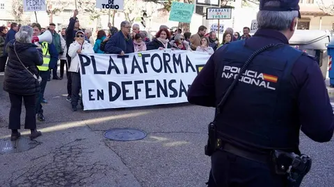 La Plataforma en Defensa del Ferrocarril de Vía Estrecha de León protagoniza un corte reivindicativo. Foto: Campillo.
