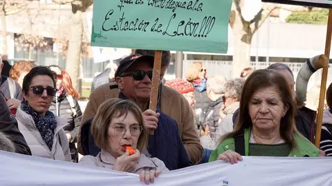 La Plataforma en Defensa del Ferrocarril de Vía Estrecha de León protagoniza un corte reivindicativo. Foto: Campillo.