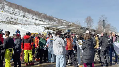 Vecinos y comerciantes de Laciana (León) protagonizan una cacerolada para exigir mejoras en la estación de esquí de Leitariegos.
