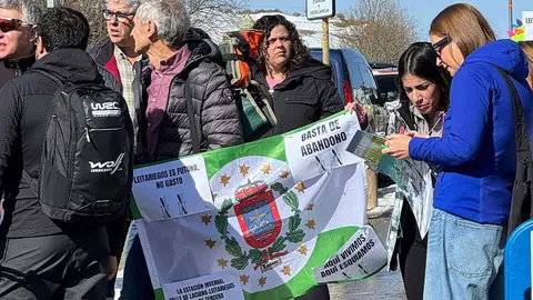 Vecinos y comerciantes de Laciana (León) protagonizan una cacerolada para exigir mejoras en la estación de esquí de Leitariegos.