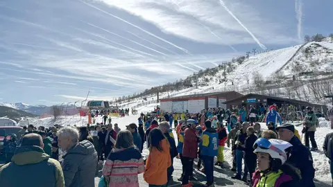 Vecinos y comerciantes de Laciana (León) protagonizan una cacerolada para exigir mejoras en la estación de esquí de Leitariegos.
