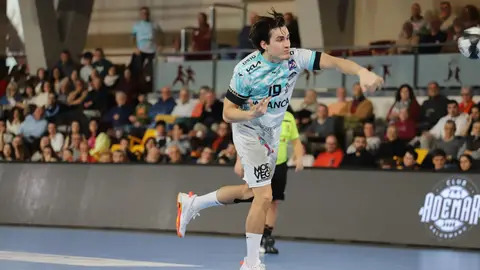 Bidasoa supera al Abanca Ademar en León y se lleva la victoria en un duelo europeo. El conjunto leonés reacciona en la segunda mitad pero no logra evitar la derrota (28-30) ante un rival directo por puestos europeos. Fotos: Isaac Llamazares