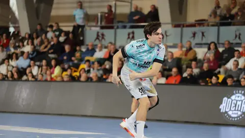 Bidasoa supera al Abanca Ademar en León y se lleva la victoria en un duelo europeo. El conjunto leonés reacciona en la segunda mitad pero no logra evitar la derrota (28-30) ante un rival directo por puestos europeos. Fotos: Isaac Llamazares