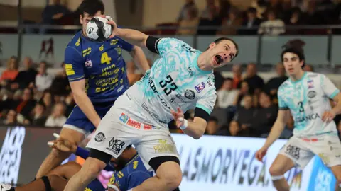 Bidasoa supera al Abanca Ademar en León y se lleva la victoria en un duelo europeo. El conjunto leonés reacciona en la segunda mitad pero no logra evitar la derrota (28-30) ante un rival directo por puestos europeos. Fotos: Isaac Llamazares