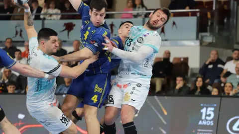 Bidasoa supera al Abanca Ademar en León y se lleva la victoria en un duelo europeo. El conjunto leonés reacciona en la segunda mitad pero no logra evitar la derrota (28-30) ante un rival directo por puestos europeos. Fotos: Isaac Llamazares