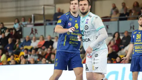 Bidasoa supera al Abanca Ademar en León y se lleva la victoria en un duelo europeo. El conjunto leonés reacciona en la segunda mitad pero no logra evitar la derrota (28-30) ante un rival directo por puestos europeos. Fotos: Isaac Llamazares