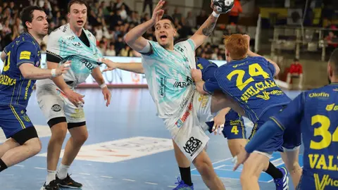 Bidasoa supera al Abanca Ademar en León y se lleva la victoria en un duelo europeo. El conjunto leonés reacciona en la segunda mitad pero no logra evitar la derrota (28-30) ante un rival directo por puestos europeos. Fotos: Isaac Llamazares