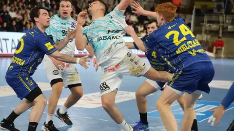 Bidasoa supera al Abanca Ademar en León y se lleva la victoria en un duelo europeo. El conjunto leonés reacciona en la segunda mitad pero no logra evitar la derrota (28-30) ante un rival directo por puestos europeos. Fotos: Isaac Llamazares