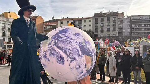 Las calles de Astorga se transformaron este sábado en un escenario colectivo para acoger el Gran Desfile de Piñata, eje central de los carnavales. Cerca de tres mil participantes, integrados en 53 grupos y 25 carrozas, dieron forma a un pasacalles que evidenció la fortaleza de una tradición profundamente arraigada y respaldada tanto por los vecinos como por numerosos visitantes.