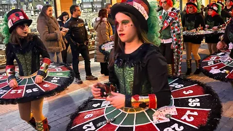 Las calles de Astorga se transformaron este sábado en un escenario colectivo para acoger el Gran Desfile de Piñata, eje central de los carnavales. Cerca de tres mil participantes, integrados en 53 grupos y 25 carrozas, dieron forma a un pasacalles que evidenció la fortaleza de una tradición profundamente arraigada y respaldada tanto por los vecinos como por numerosos visitantes.