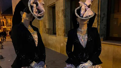 Las calles de Astorga se transformaron este sábado en un escenario colectivo para acoger el Gran Desfile de Piñata, eje central de los carnavales. Cerca de tres mil participantes, integrados en 53 grupos y 25 carrozas, dieron forma a un pasacalles que evidenció la fortaleza de una tradición profundamente arraigada y respaldada tanto por los vecinos como por numerosos visitantes.