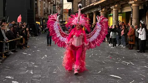 Las calles de Astorga se transformaron este sábado en un escenario colectivo para acoger el Gran Desfile de Piñata, eje central de los carnavales. Cerca de tres mil participantes, integrados en 53 grupos y 25 carrozas, dieron forma a un pasacalles que evidenció la fortaleza de una tradición profundamente arraigada y respaldada tanto por los vecinos como por numerosos visitantes.