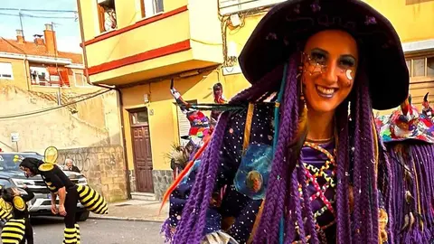 Las calles de Astorga se transformaron este sábado en un escenario colectivo para acoger el Gran Desfile de Piñata, eje central de los carnavales. Cerca de tres mil participantes, integrados en 53 grupos y 25 carrozas, dieron forma a un pasacalles que evidenció la fortaleza de una tradición profundamente arraigada y respaldada tanto por los vecinos como por numerosos visitantes.