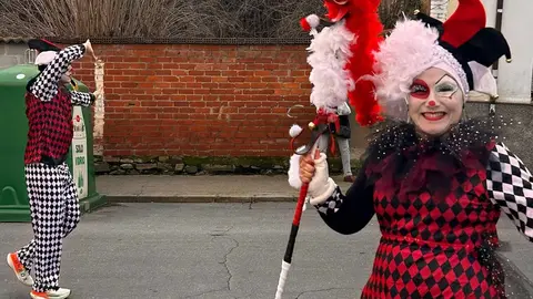 Las calles de Astorga se transformaron este sábado en un escenario colectivo para acoger el Gran Desfile de Piñata, eje central de los carnavales. Cerca de tres mil participantes, integrados en 53 grupos y 25 carrozas, dieron forma a un pasacalles que evidenció la fortaleza de una tradición profundamente arraigada y respaldada tanto por los vecinos como por numerosos visitantes.