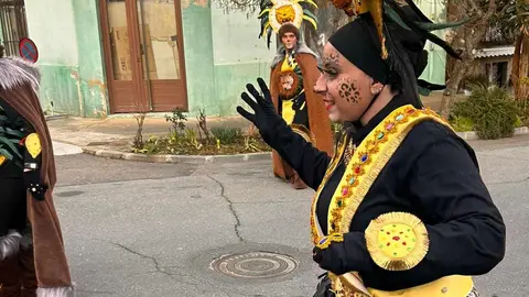 Las calles de Astorga se transformaron este sábado en un escenario colectivo para acoger el Gran Desfile de Piñata, eje central de los carnavales. Cerca de tres mil participantes, integrados en 53 grupos y 25 carrozas, dieron forma a un pasacalles que evidenció la fortaleza de una tradición profundamente arraigada y respaldada tanto por los vecinos como por numerosos visitantes.