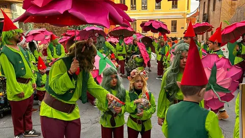 Las calles de Astorga se transformaron este sábado en un escenario colectivo para acoger el Gran Desfile de Piñata, eje central de los carnavales. Cerca de tres mil participantes, integrados en 53 grupos y 25 carrozas, dieron forma a un pasacalles que evidenció la fortaleza de una tradición profundamente arraigada y respaldada tanto por los vecinos como por numerosos visitantes.