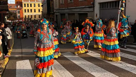 Las calles de Astorga se transformaron este sábado en un escenario colectivo para acoger el Gran Desfile de Piñata, eje central de los carnavales. Cerca de tres mil participantes, integrados en 53 grupos y 25 carrozas, dieron forma a un pasacalles que evidenció la fortaleza de una tradición profundamente arraigada y respaldada tanto por los vecinos como por numerosos visitantes.