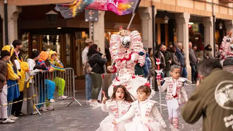 Las calles de Astorga se transformaron este sábado en un escenario colectivo para acoger el Gran Desfile de Piñata, eje central de los carnavales. Cerca de tres mil participantes, integrados en 53 grupos y 25 carrozas, dieron forma a un pasacalles que evidenció la fortaleza de una tradición profundamente arraigada y respaldada tanto por los vecinos como por numerosos visitantes. Foto: Jesús.