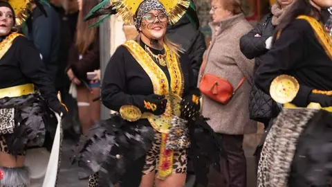 Las calles de Astorga se transformaron este sábado en un escenario colectivo para acoger el Gran Desfile de Piñata, eje central de los carnavales. Cerca de tres mil participantes, integrados en 53 grupos y 25 carrozas, dieron forma a un pasacalles que evidenció la fortaleza de una tradición profundamente arraigada y respaldada tanto por los vecinos como por numerosos visitantes. Foto: Jesús.