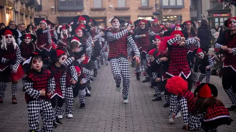 Las calles de Astorga se transformaron este sábado en un escenario colectivo para acoger el Gran Desfile de Piñata, eje central de los carnavales. Cerca de tres mil participantes, integrados en 53 grupos y 25 carrozas, dieron forma a un pasacalles que evidenció la fortaleza de una tradición profundamente arraigada y respaldada tanto por los vecinos como por numerosos visitantes. Foto: Jesús.