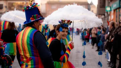 Las calles de Astorga se transformaron este sábado en un escenario colectivo para acoger el Gran Desfile de Piñata, eje central de los carnavales. Cerca de tres mil participantes, integrados en 53 grupos y 25 carrozas, dieron forma a un pasacalles que evidenció la fortaleza de una tradición profundamente arraigada y respaldada tanto por los vecinos como por numerosos visitantes. Foto: Jesús.