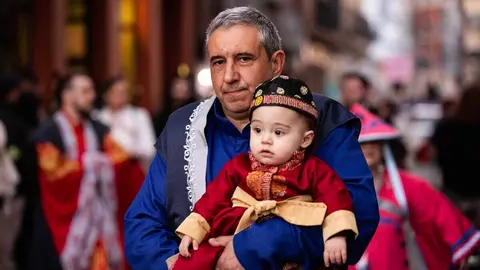 Las calles de Astorga se transformaron este sábado en un escenario colectivo para acoger el Gran Desfile de Piñata, eje central de los carnavales. Cerca de tres mil participantes, integrados en 53 grupos y 25 carrozas, dieron forma a un pasacalles que evidenció la fortaleza de una tradición profundamente arraigada y respaldada tanto por los vecinos como por numerosos visitantes. Foto: Jesús.