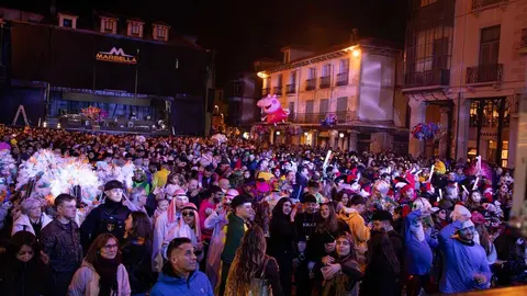 Las calles de Astorga se transformaron este sábado en un escenario colectivo para acoger el Gran Desfile de Piñata, eje central de los carnavales. Cerca de tres mil participantes, integrados en 53 grupos y 25 carrozas, dieron forma a un pasacalles que evidenció la fortaleza de una tradición profundamente arraigada y respaldada tanto por los vecinos como por numerosos visitantes. Foto: Jesús.