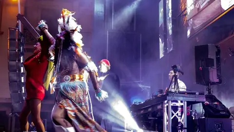 Las calles de Astorga se transformaron este sábado en un escenario colectivo para acoger el Gran Desfile de Piñata, eje central de los carnavales. Cerca de tres mil participantes, integrados en 53 grupos y 25 carrozas, dieron forma a un pasacalles que evidenció la fortaleza de una tradición profundamente arraigada y respaldada tanto por los vecinos como por numerosos visitantes. Foto: Jesús.