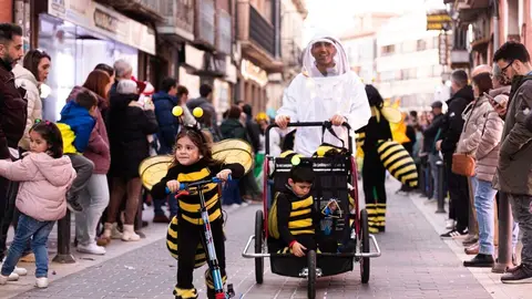 Las calles de Astorga se transformaron este sábado en un escenario colectivo para acoger el Gran Desfile de Piñata, eje central de los carnavales. Cerca de tres mil participantes, integrados en 53 grupos y 25 carrozas, dieron forma a un pasacalles que evidenció la fortaleza de una tradición profundamente arraigada y respaldada tanto por los vecinos como por numerosos visitantes. Foto: Jesús.