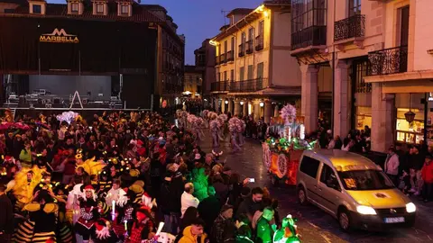Las calles de Astorga se transformaron este sábado en un escenario colectivo para acoger el Gran Desfile de Piñata, eje central de los carnavales. Cerca de tres mil participantes, integrados en 53 grupos y 25 carrozas, dieron forma a un pasacalles que evidenció la fortaleza de una tradición profundamente arraigada y respaldada tanto por los vecinos como por numerosos visitantes. Foto: Jesús.