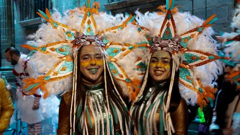 Las calles de Astorga se transformaron este sábado en un escenario colectivo para acoger el Gran Desfile de Piñata, eje central de los carnavales. Cerca de tres mil participantes, integrados en 53 grupos y 25 carrozas, dieron forma a un pasacalles que evidenció la fortaleza de una tradición profundamente arraigada y respaldada tanto por los vecinos como por numerosos visitantes. Foto: Jesús.